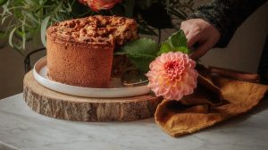 The Art of Seasonal Chic: Masterful Tips from Fashion Gurus on Pairing Autumn and Winter Attire & Accents