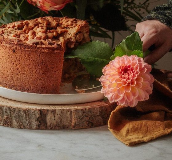 The Art of Seasonal Chic: Masterful Tips from Fashion Gurus on Pairing Autumn and Winter Attire & Accents