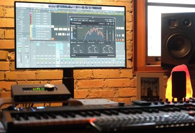 Mastering the Fall and Winter Wardrobe: Expert Tips on Matching Clothing and Accessories